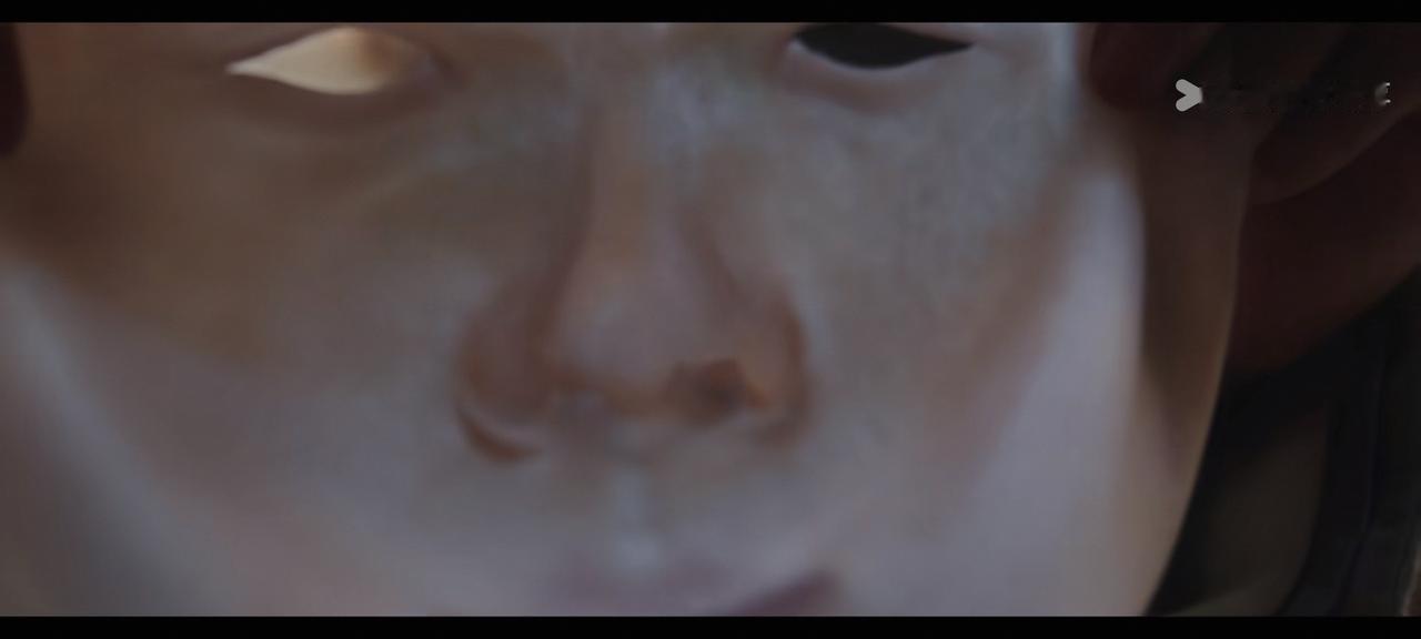 《长安二十四计》里“废帝换脸”情节堪称一绝！原本落魄的废帝，经高人妙手换脸，身份