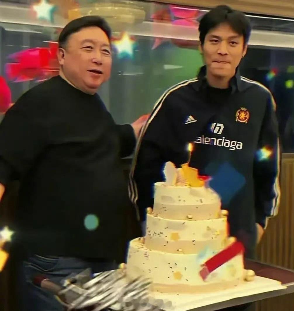 疯狂小杨哥露面了，现身导演王晶70岁生日会。​​​