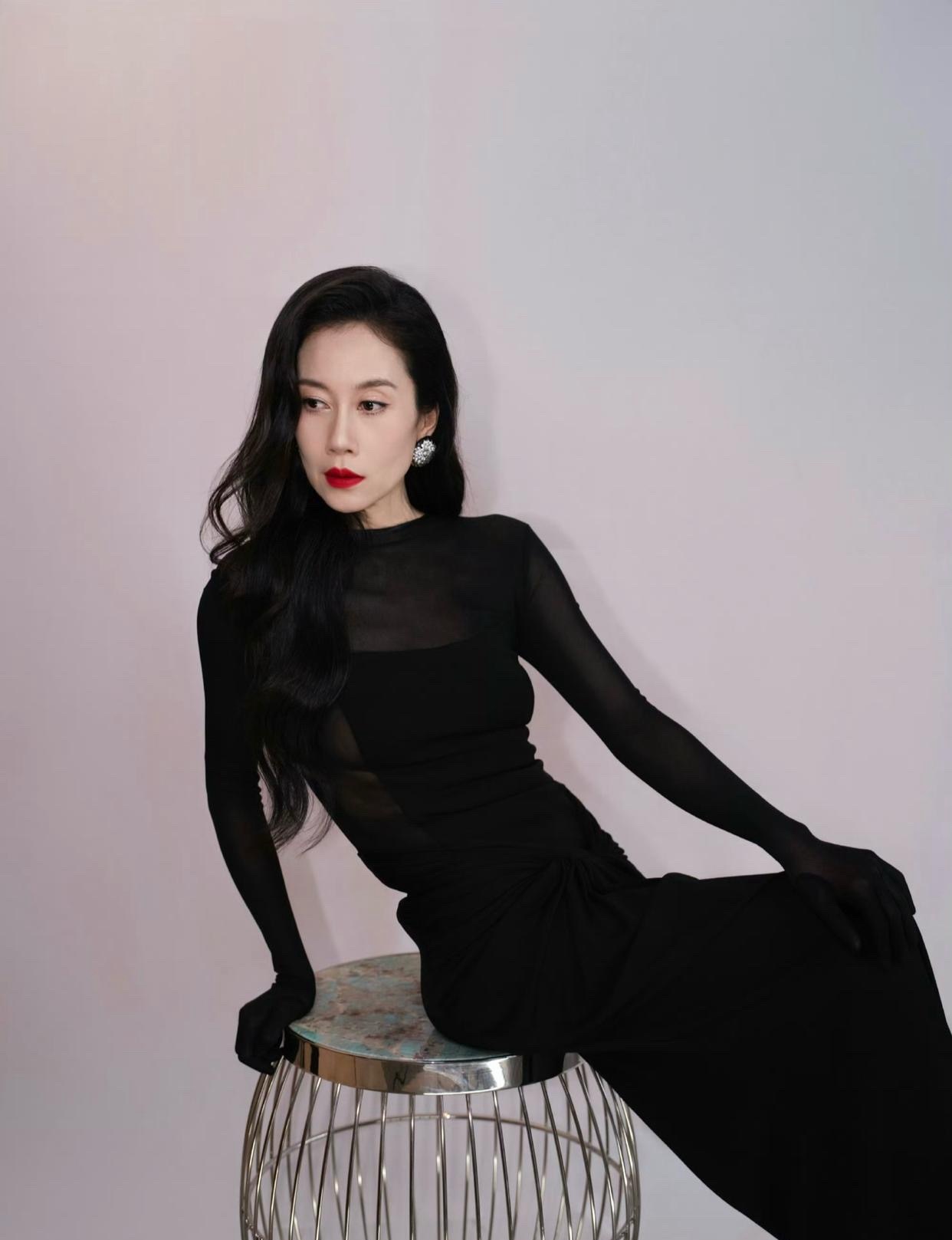 47岁的温峥嵘真狠，把自己瘦成了竹竿子，全身上下完全找不到一丝赘肉。这个年纪，稍