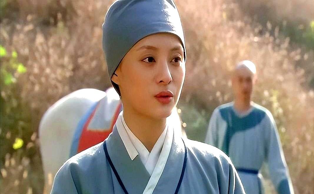刚生下胧月没几天，甄嬛死活要出宫，连亲生闺女都丢下不管。四大爷以为她只是在争