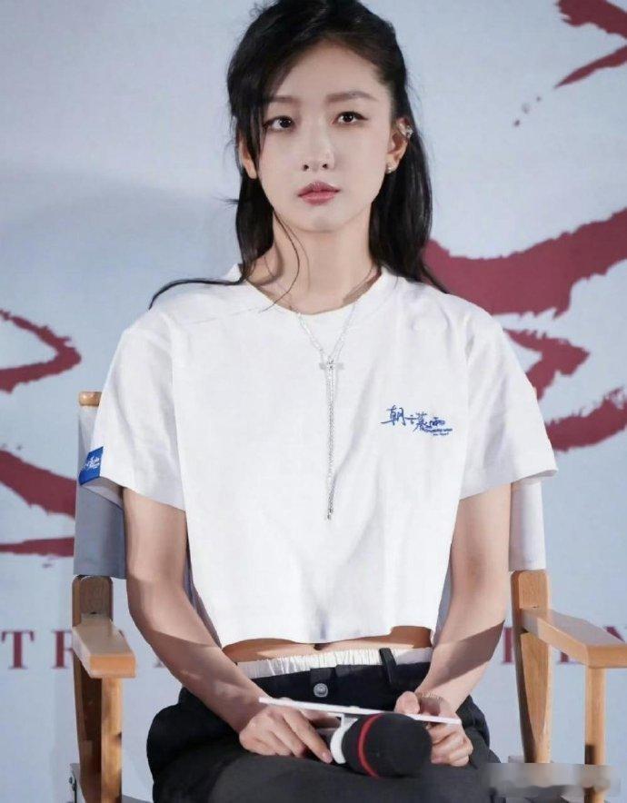 现在周冬雨真的太好看了，真好奇她是怎么做到的呢，脸上丝毫看不出有医美痕迹​​​