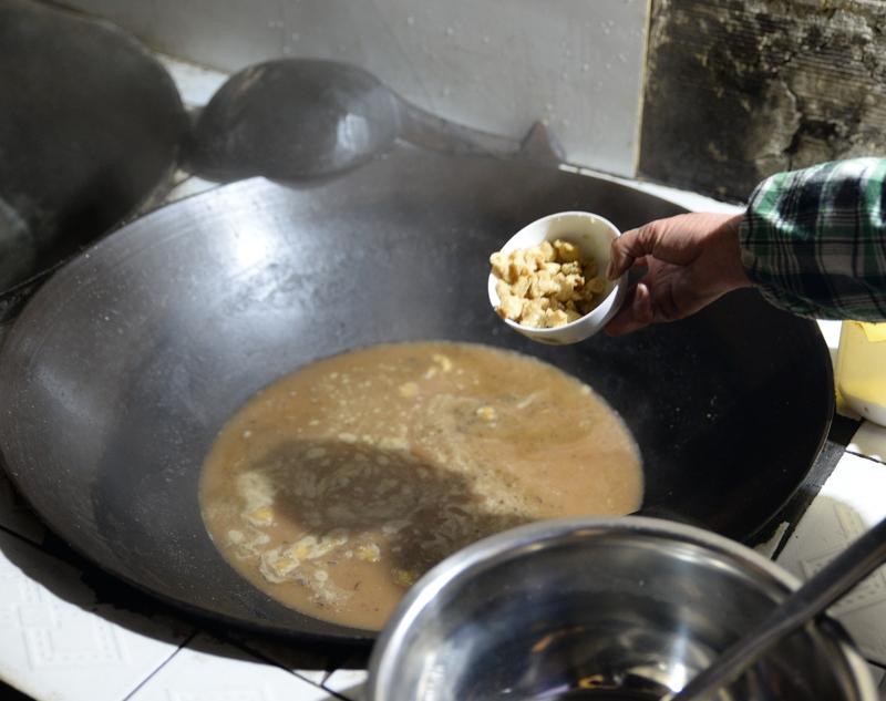 在我老家，“吃粥”叫“喝稀饭”。小时候，每天早晨奶奶都会熬一大锅稀饭。那时候物资