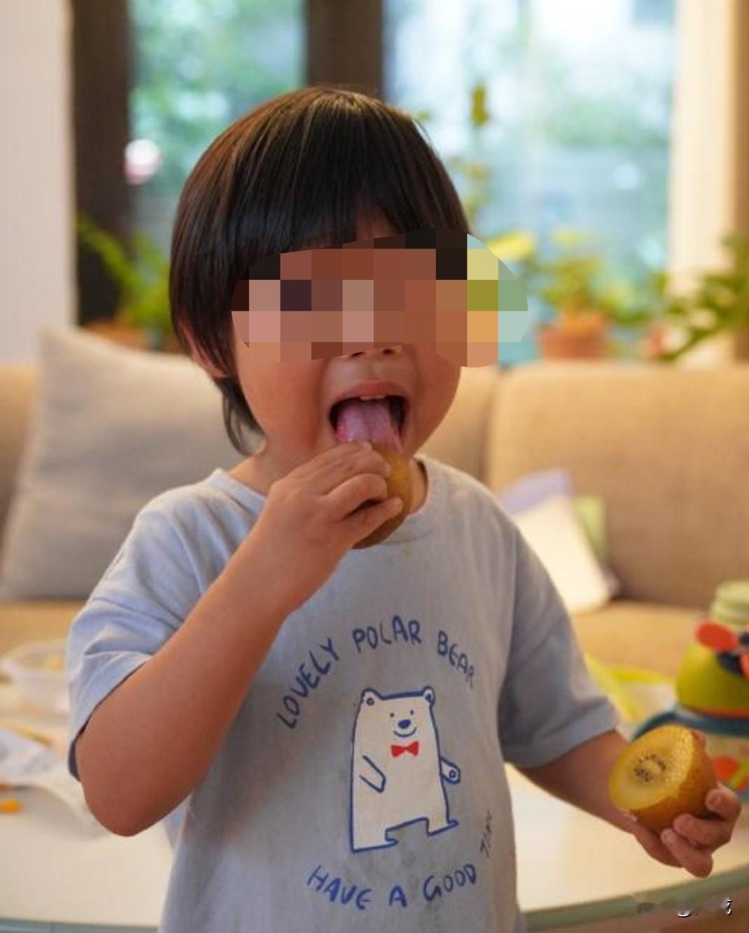 在网上看到一短文，分享给大家看看。一早儿子瞧见妈妈网购的猕猴桃，吵着要吃。我