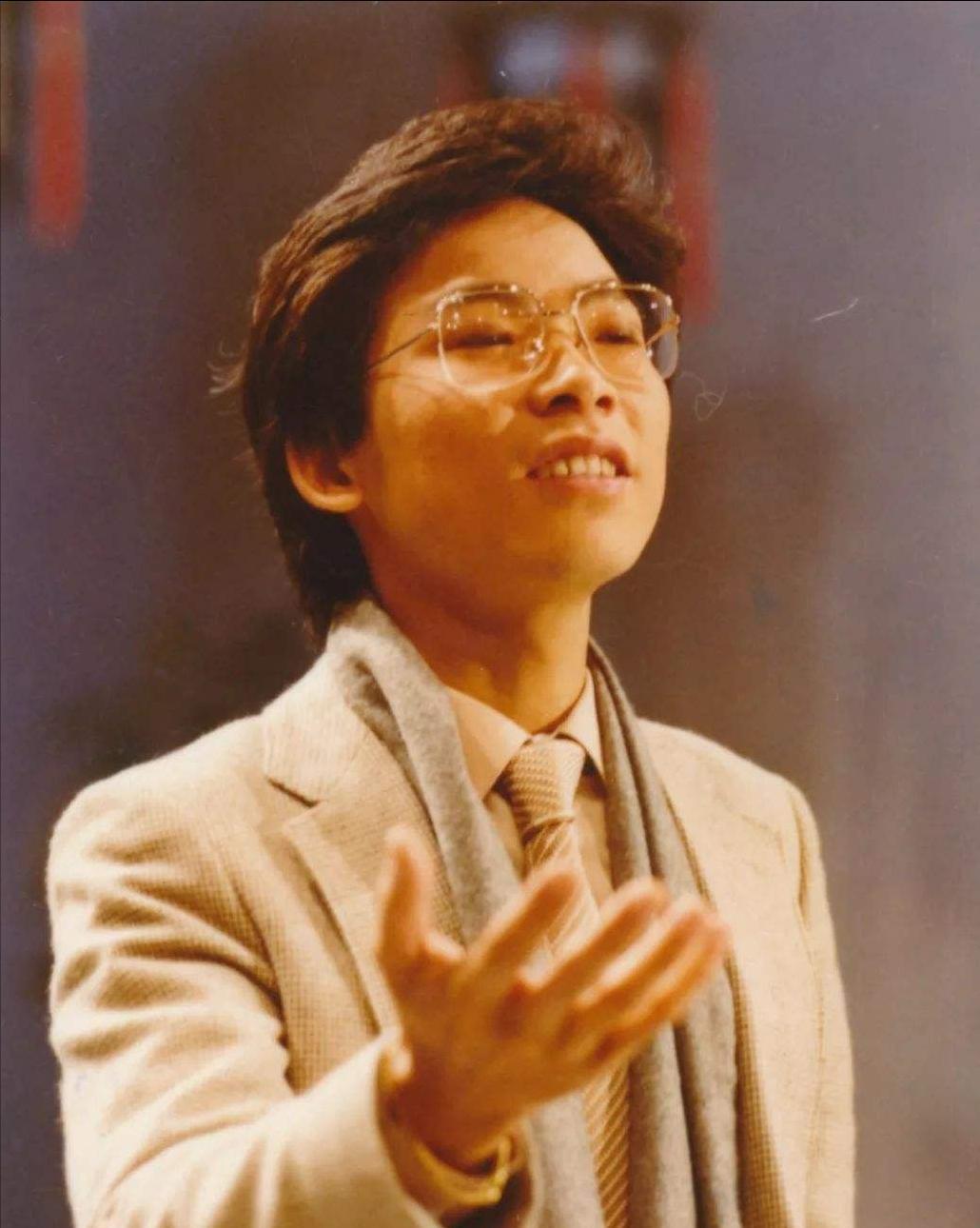 1983年，张明敏唱完《我的中国心》，遭香港乐坛封杀，没公司给他机会，他正准备回