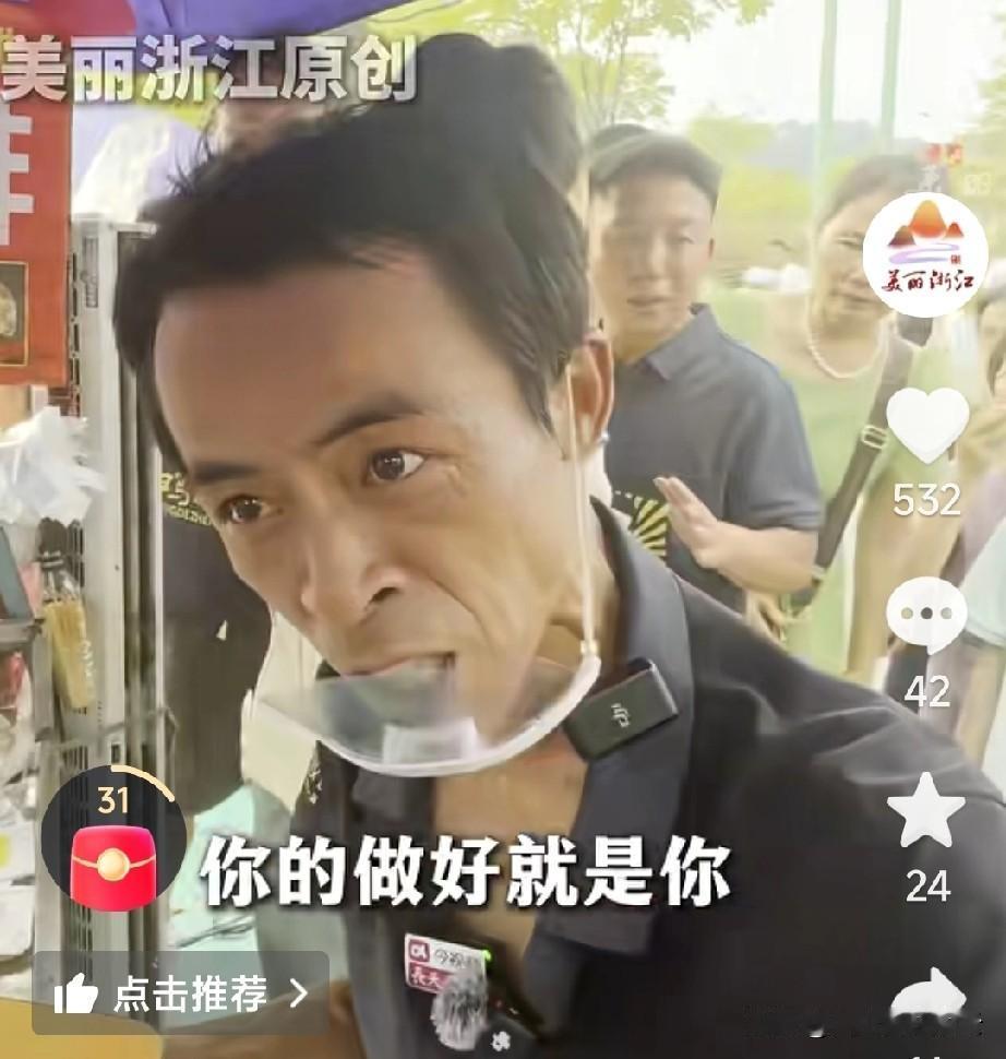 十一黄金周第一天，不出所料，鸡排哥的摊子更火了，还没开张。来买鸡排的就有一两百人