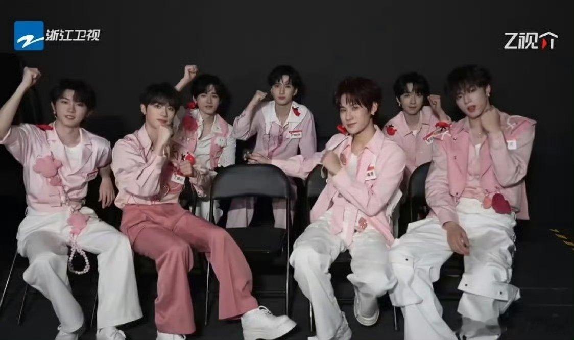 时代少年团粉色系穿搭好好看啊！​​​少年美​​​
