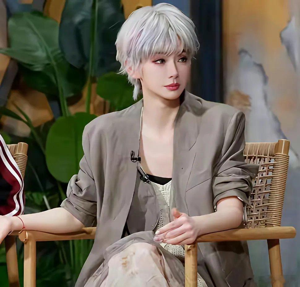 感觉戚薇现在这张脸，整的像一个瓷娃娃，整个五官精致的，找不到一丝瑕疵！跟一个假人