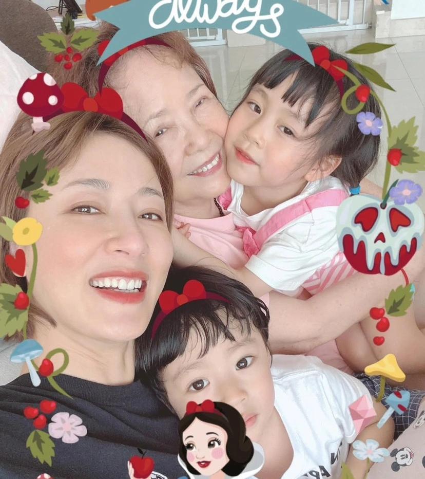 杨怡母亲节与家人温馨同框，一双萌娃尽显孝心近日，杨怡（杨茜尧）在社交平台上分享