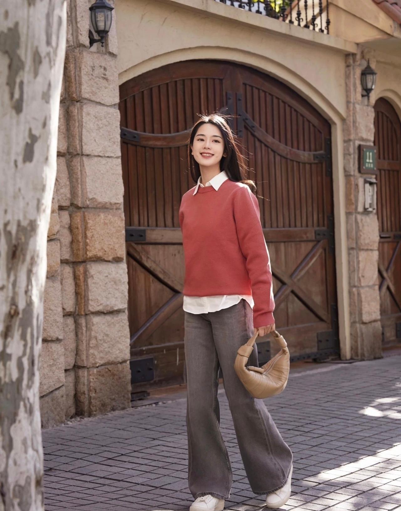 牛仔裤穿搭风格/上身白衬衫红毛衣，下身牛仔裤