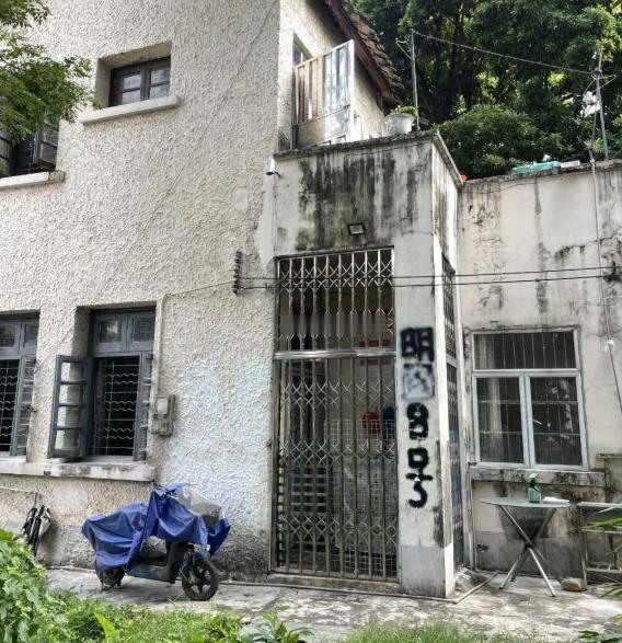 鸠占鹊巢！广州，一名女子为了守住自家亲戚的祖传老宅，每月支付两三千元请一对夫妻，