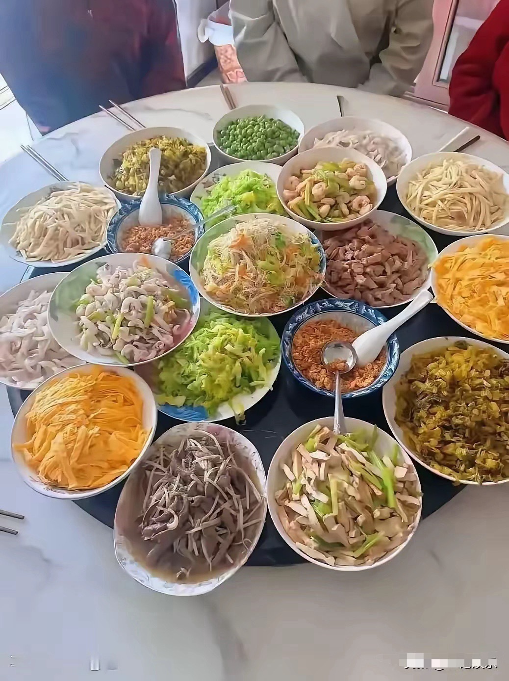 这两桌菜，你更喜欢哪一种？