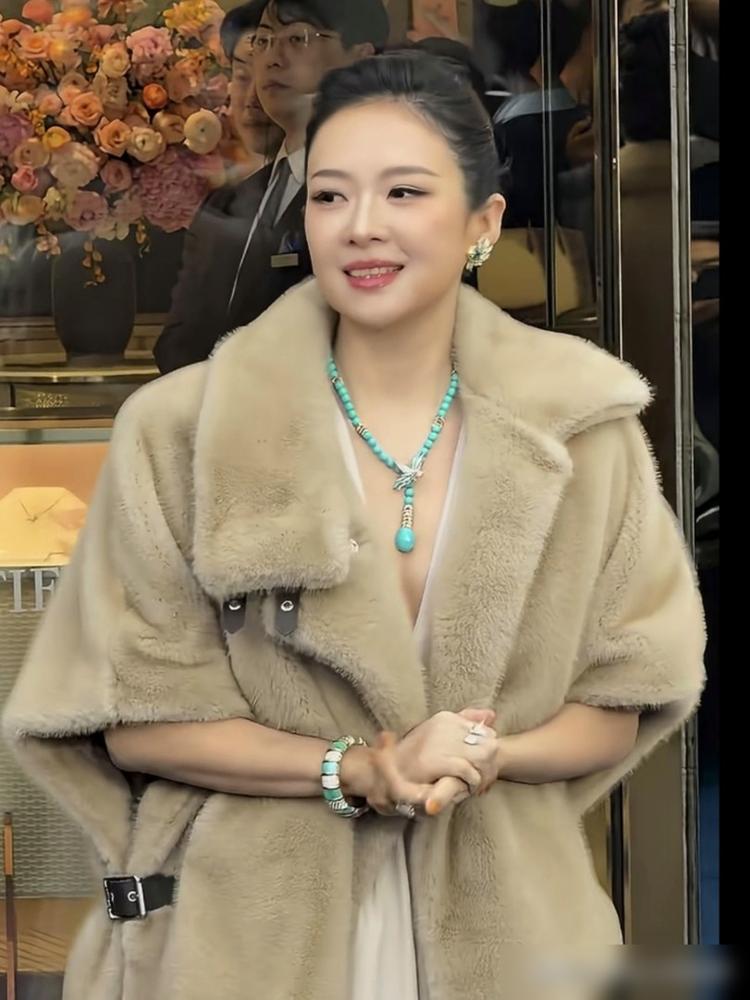 你敢信？网友骂章子怡像章嬷嬷！47岁的脸和手差出20年！你上周刷到她三亚带娃