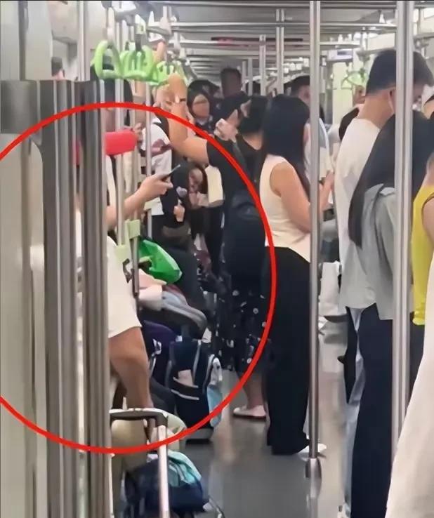 北京地铁200斤儿子殴打自己的母亲！6月20日网上流传着北京地铁发生的令人吃惊
