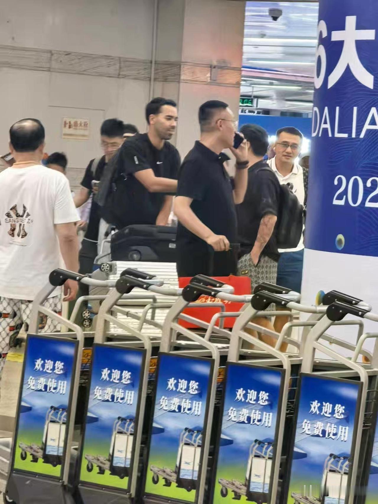据体育博主“从小就是大连球迷”透露，德尔加多在上海海港没有通过试训，他目前已经落