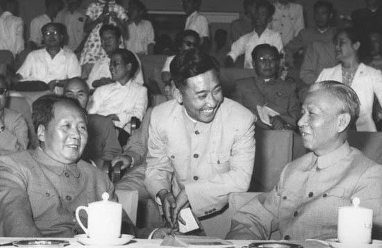 1959年，刘少奇与毛主席在第一届全国运动会主席台上。当时的毛主席已经退居二线，