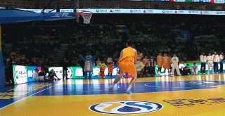 杨鸣一语道破天机，辽宁男篮俞泽辰为啥扣篮拿满分，这两动作是俞泽辰每场比赛前热身的