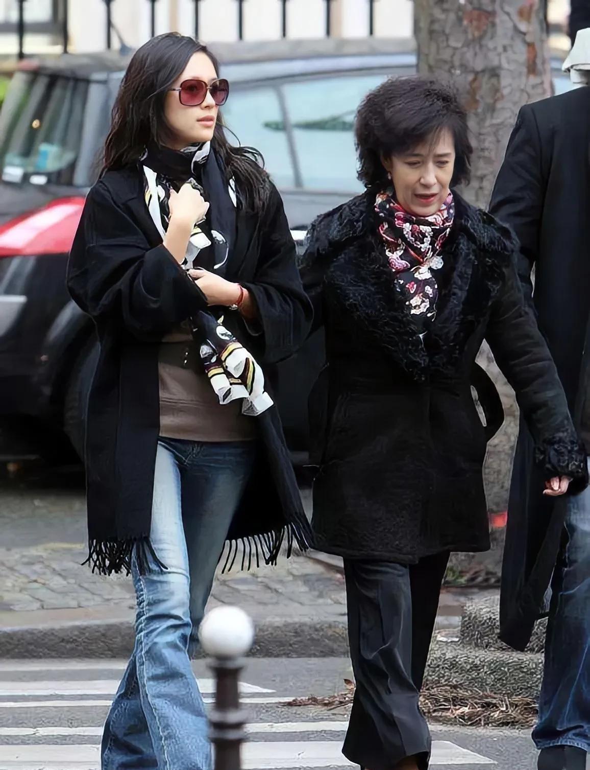 章子怡的高颜值，原来随了她妈呀，母女俩上街同行，她妈妈穿搭高贵大气，很有富婆的风