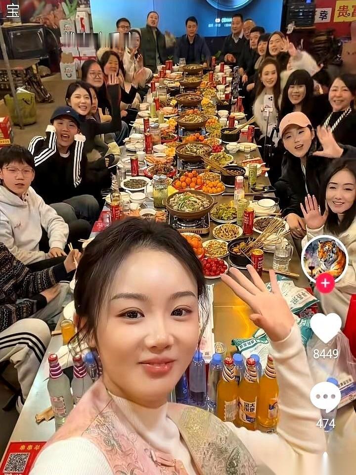 一个99年的小姑娘。她的徒弟，都已经开始收徒弟了。你稍微琢磨一下这句话。这