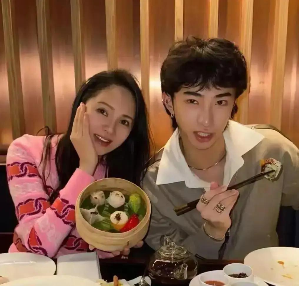 恩利考进纽大，导演短片刚被学院展映离异15年，伊能静没让儿子缺爸爸。庾澄庆