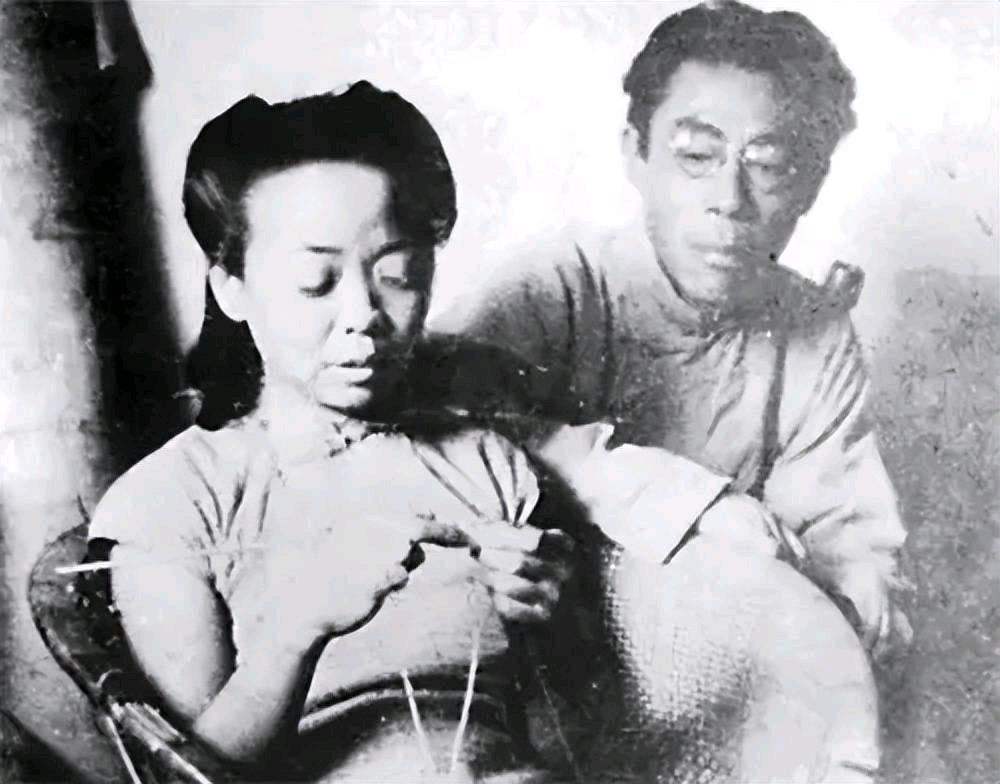 1922年，闻一多在父母强行施压下，迎娶了从未谋面的远房表妹高孝贞。洞房之夜，闻