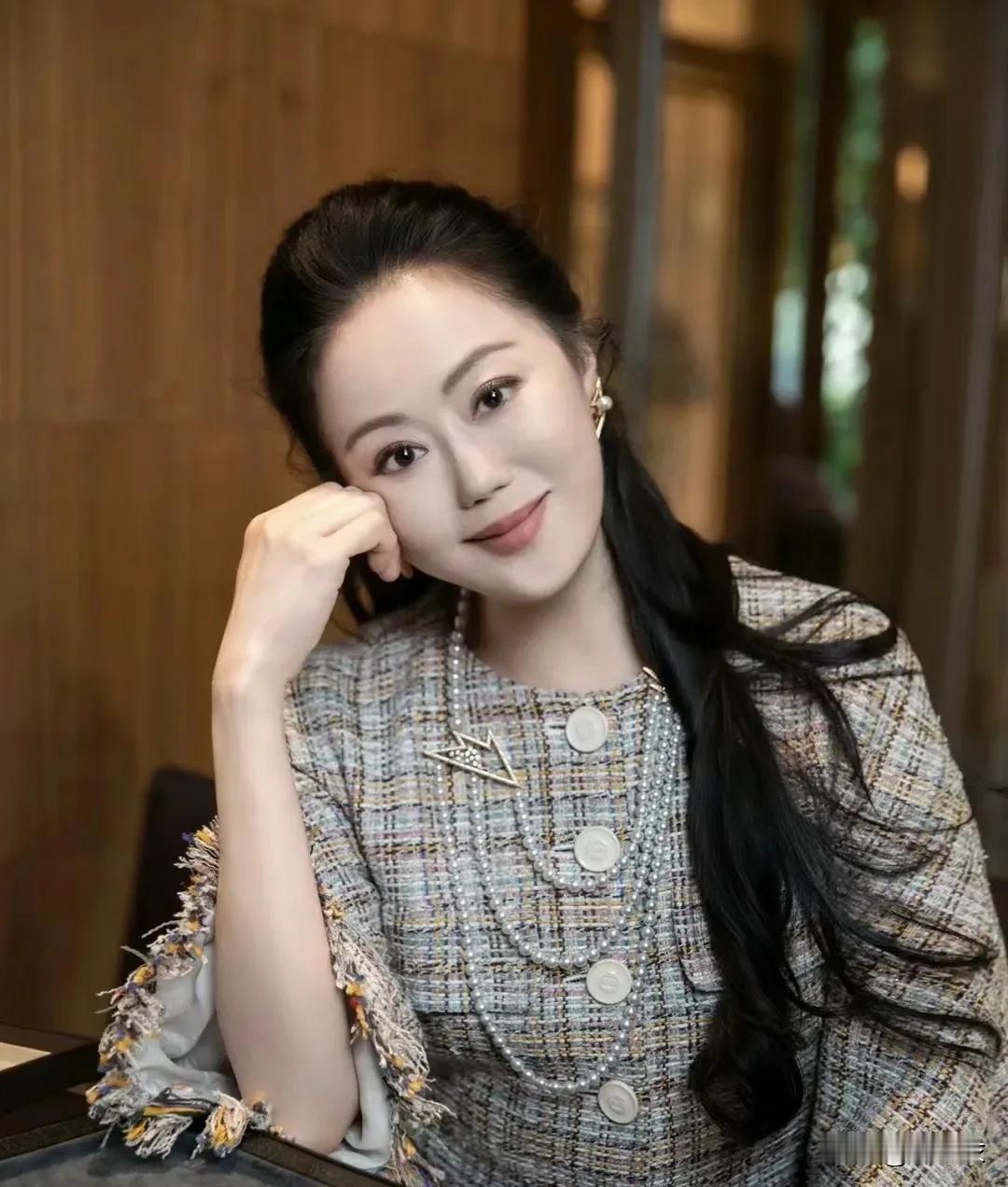 章小蕙这个状态，如果没有修图的话，真的是同龄女明星里保养的非常好的了，不但皮肤白