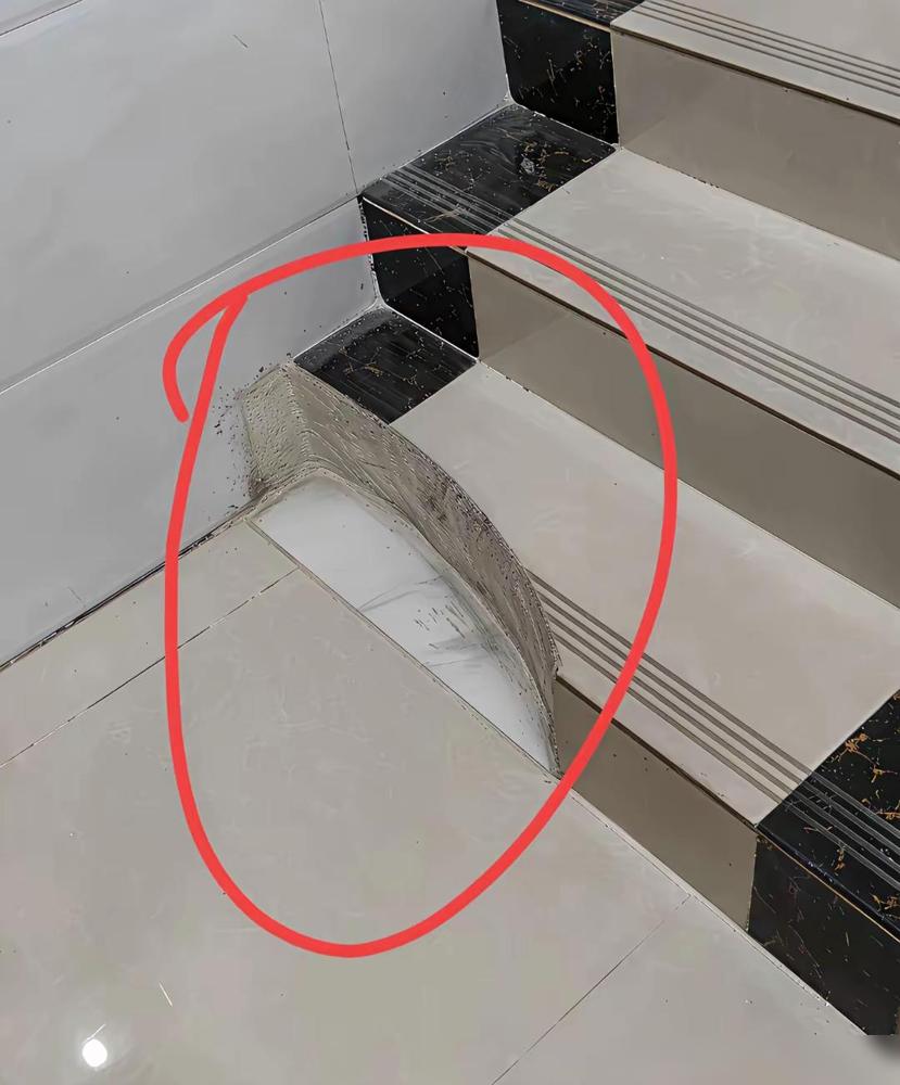 看到别人家自建房楼梯，转角位置专门留出一个缺口，第一眼以为是瓷砖磕坏破损。我