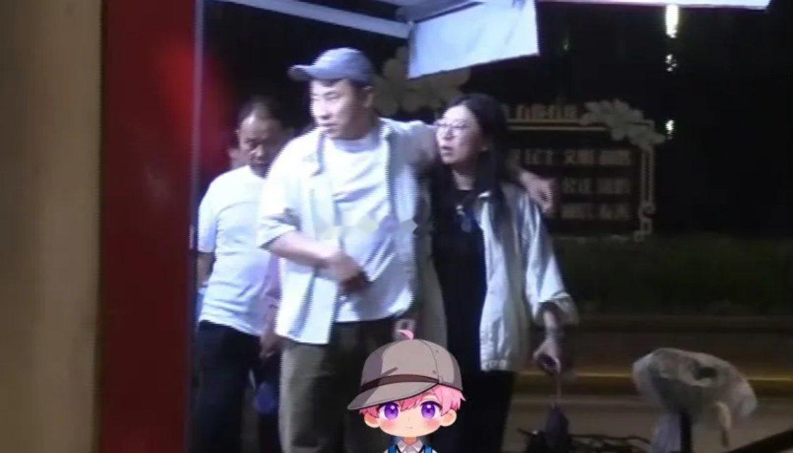 八卦媒体曝光了一段视频，深夜，徐志胜握拳轻推女友脸颊，还高情商哄生气的女友，全程
