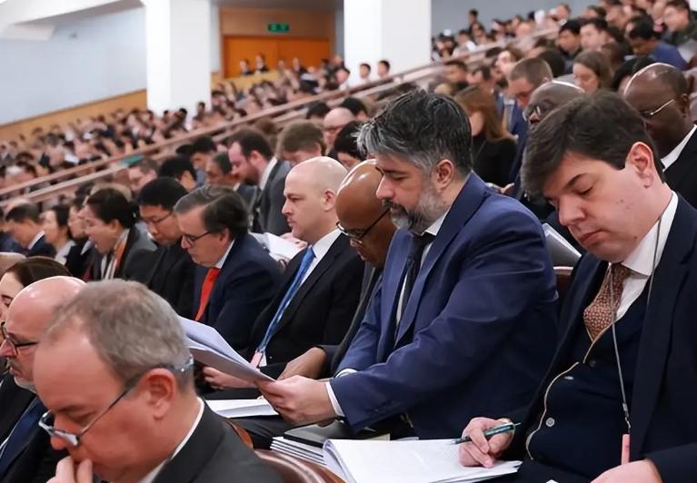 英国紧急叫停多项对俄能源制裁，西方多年围堵计划全面翻车。曾经抱团强硬的西方国家集