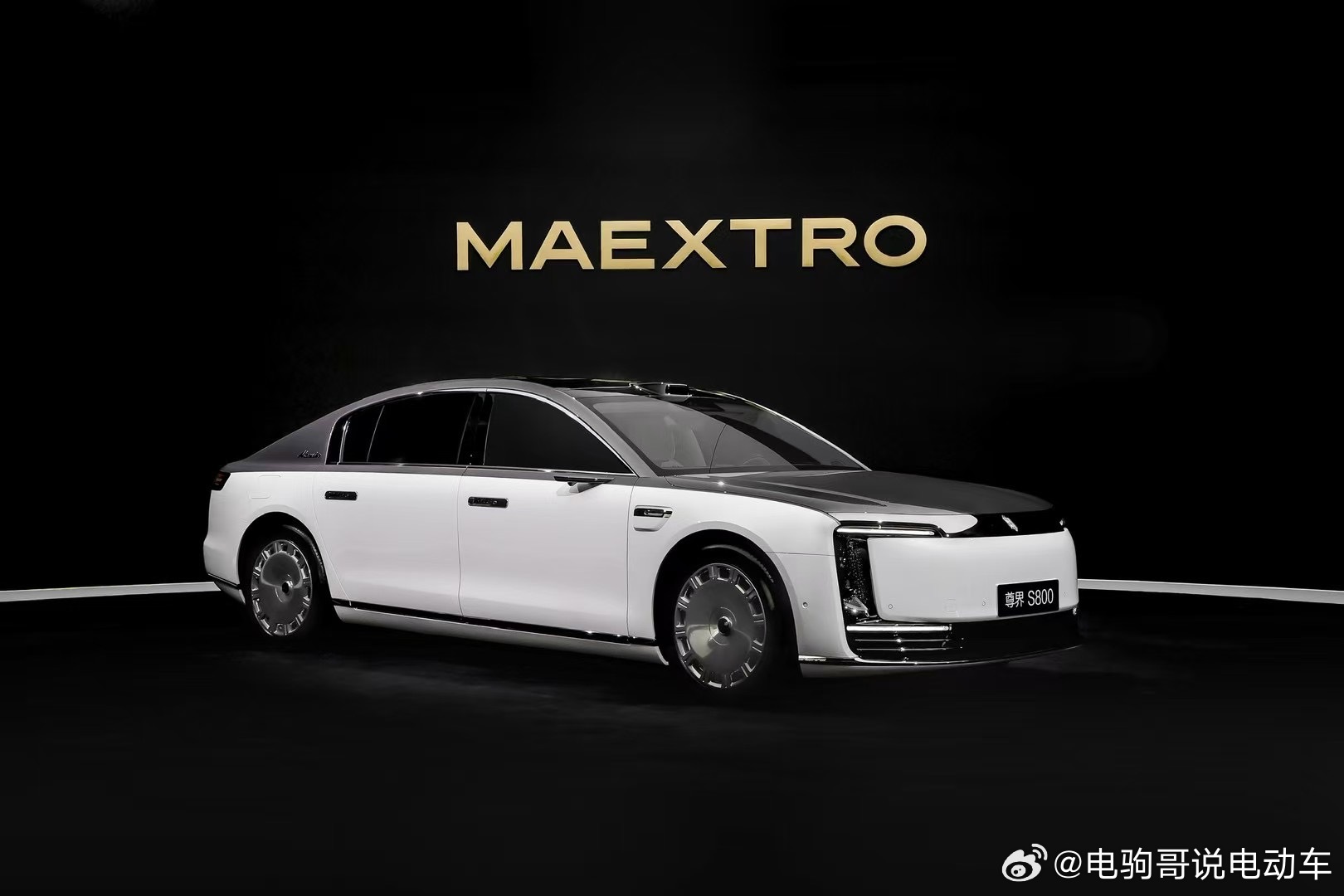 尊界S800卖70.8万起这个价格在确实在我的意料之外，本来稿子都快写好了，主题