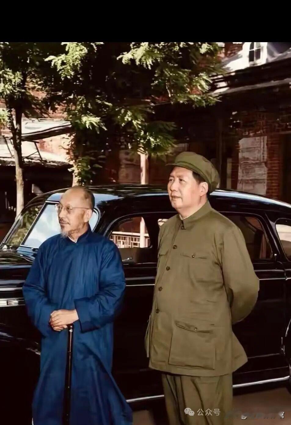 建国初期的珍贵留影，毛主席与爱国民主人士柳亚子先生在庭院会面。旧轿车、青砖院落定