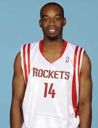 当年姚明的队友兰德里退出NBA以后容颜渐老于是苦练演技练的一身腱子肉进