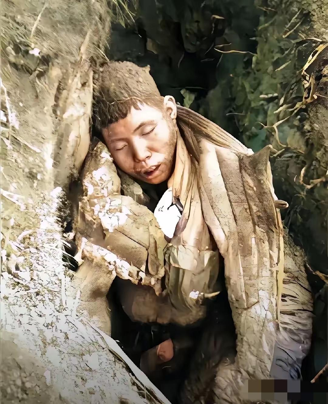 六七十年前朝鲜战场上，咱们志愿军有个战士被冻死在长津湖。美国记者拍了他最后咱们志