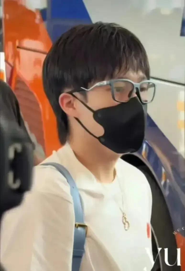 看看帅气男大王楚钦今天出发美国的这一身穿搭价值多少钱。1.香港麒麟珠宝项链，价