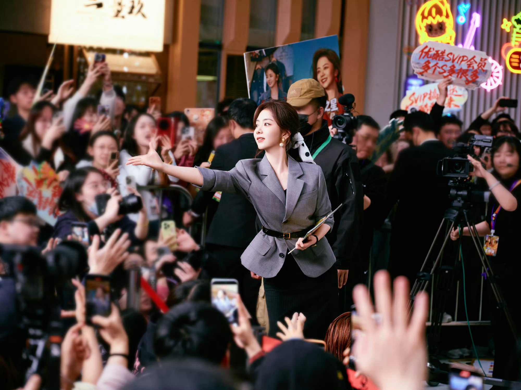 谭松韵方婉之职场穿搭耳畔流光溢彩，眼中坚定从容，方婉之就是90年代职场的模版。