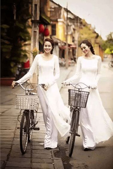 笑话：漂亮的女同事问我：你有什么过人之处吗？我想了一下说：下面吧。女同事一听，小
