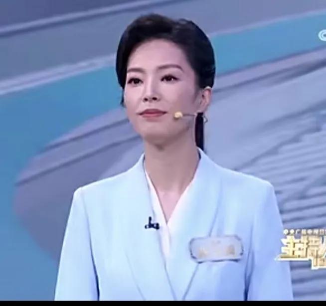 或许上海的观众暂时对这位女主持人并不熟悉。她曾与曹可凡、林海成为临时搭档，亮相过