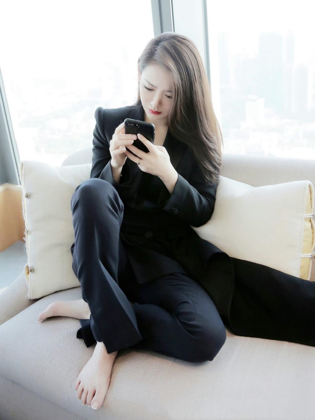 戚薇，169cm，光着脚看手机，脚丫竟然如此惊艳！真没想到她的脚丫子会这么好看