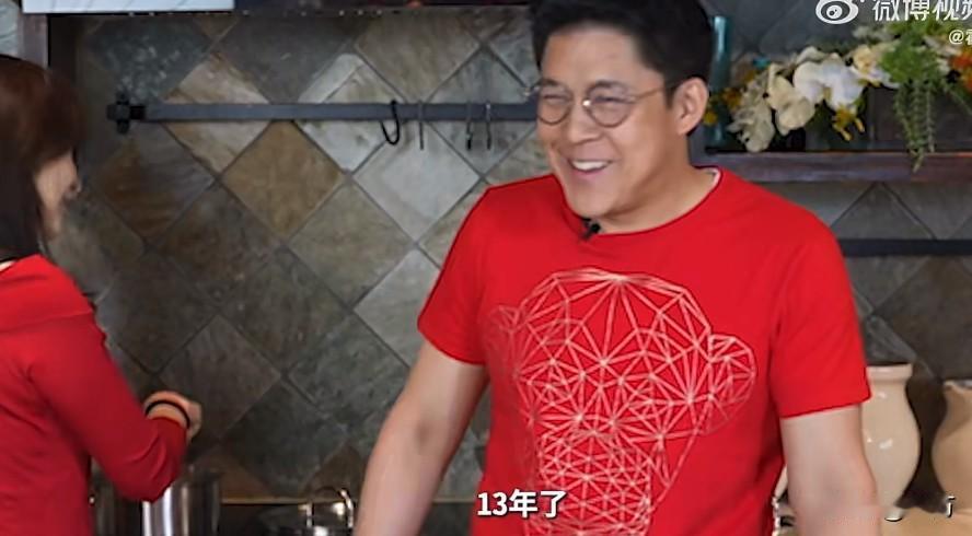 霍启刚郭晶晶马年做马蹄糕！今天晚上，霍启刚通过自己的社交网络发了一段视频，是