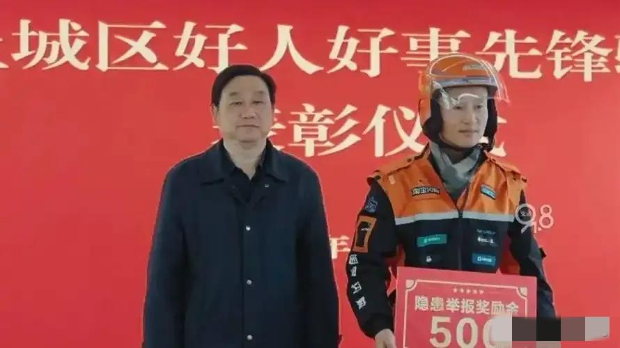 2月28日中午，杭州外卖员尹忠宇在送餐途中突然警觉到异常，他果断停下脚步。而正是