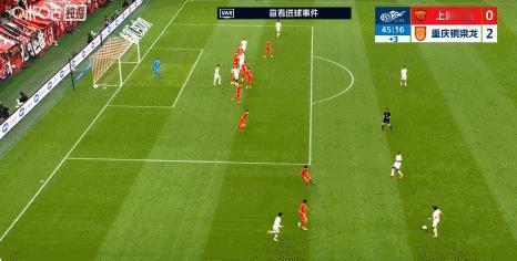 上海海港门将颜骏凌出击失误，重庆铜梁龙再进一球，上半场2：0领先上海海港队。颜骏