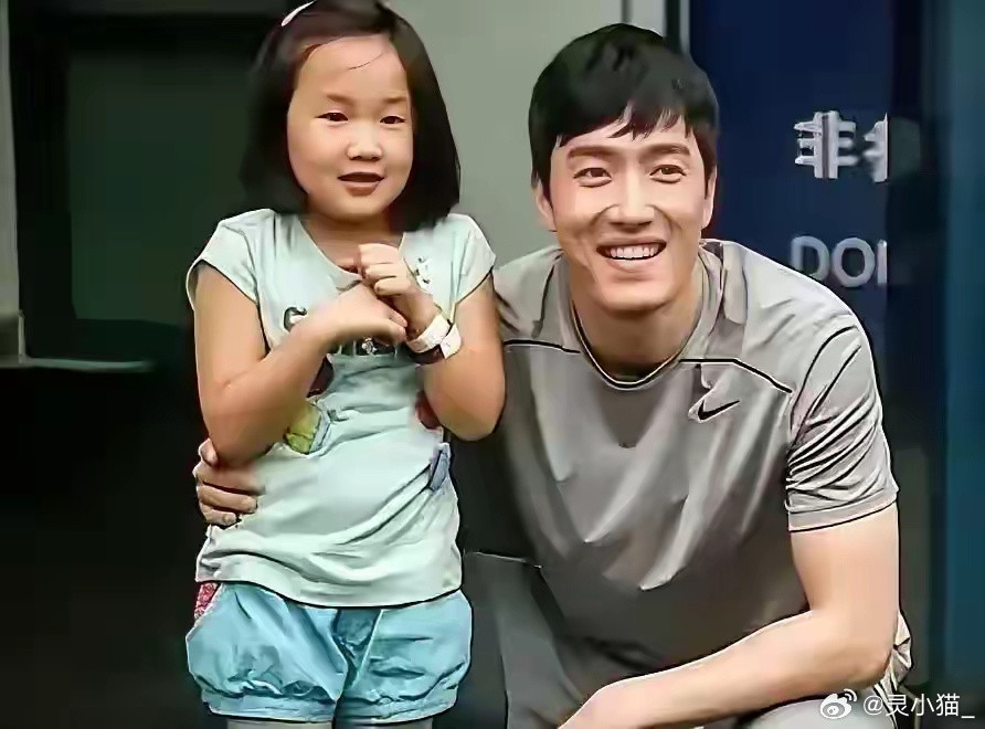 刘翔说，我的家庭生活其实很简单，16年我和吴莎结了婚，我们俩经常一起出去旅游，平