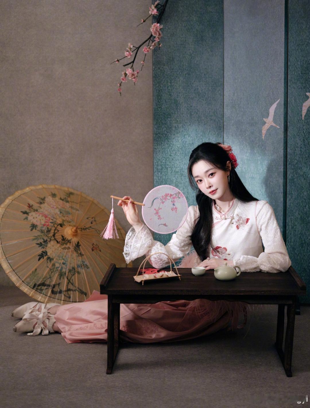 梅枝映影的雅致场景里，宋轶以一袭新中式造型勾勒出东方美学的温婉诗意。白色提花