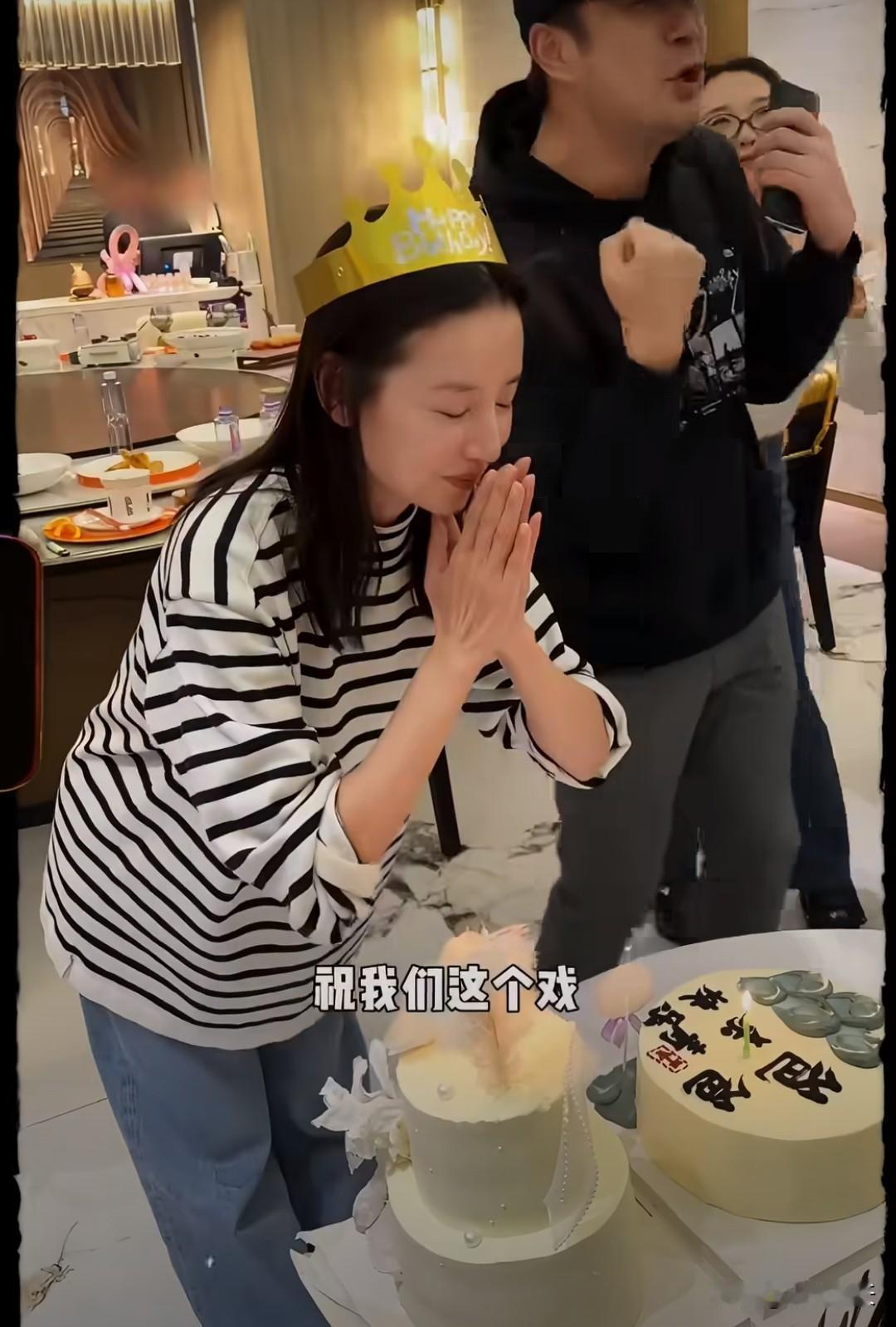 颖儿和其他演员杀青宴正好碰到董洁生日，就一块过了，好热闹啊