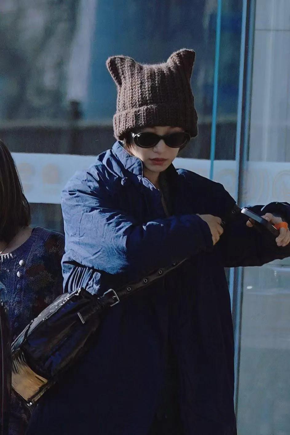 倪妮这波机场穿搭，把松弛感焊在身上了🛫深蓝羽绒服+阔腿裤+针织帽，简约到