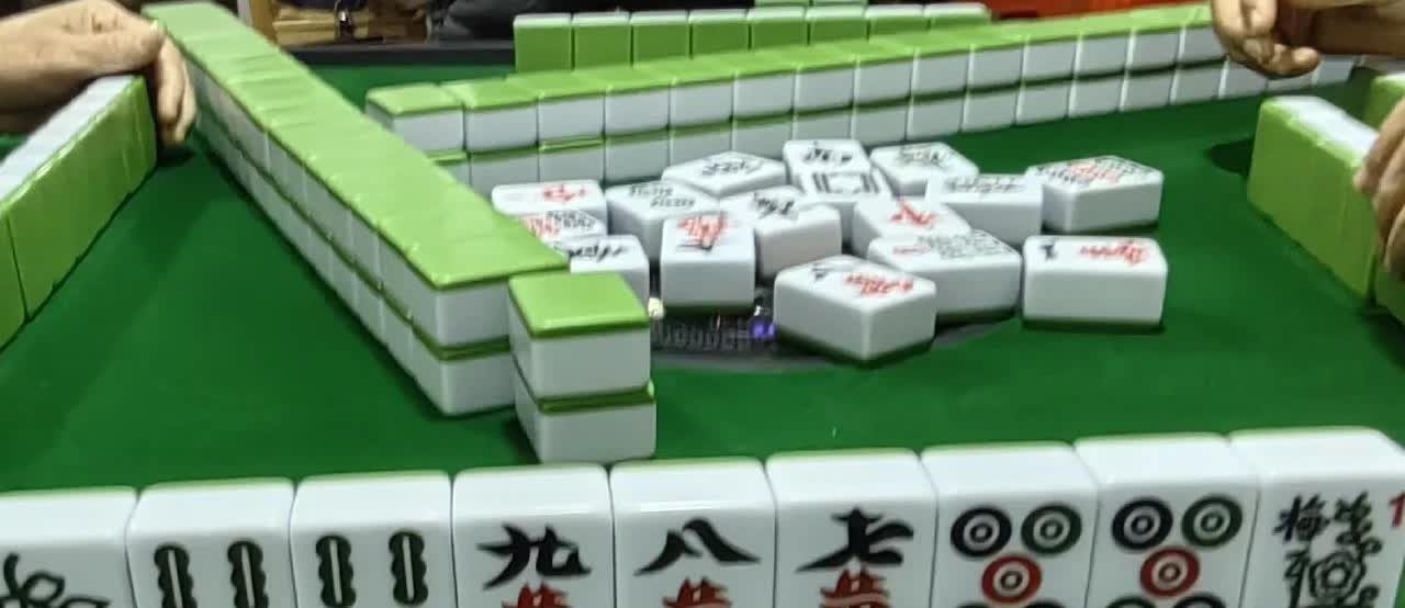下午打5元奖4匹马的麻将，老板娘叫其中一个女的上桌打，她说打可以，但是必须和老板