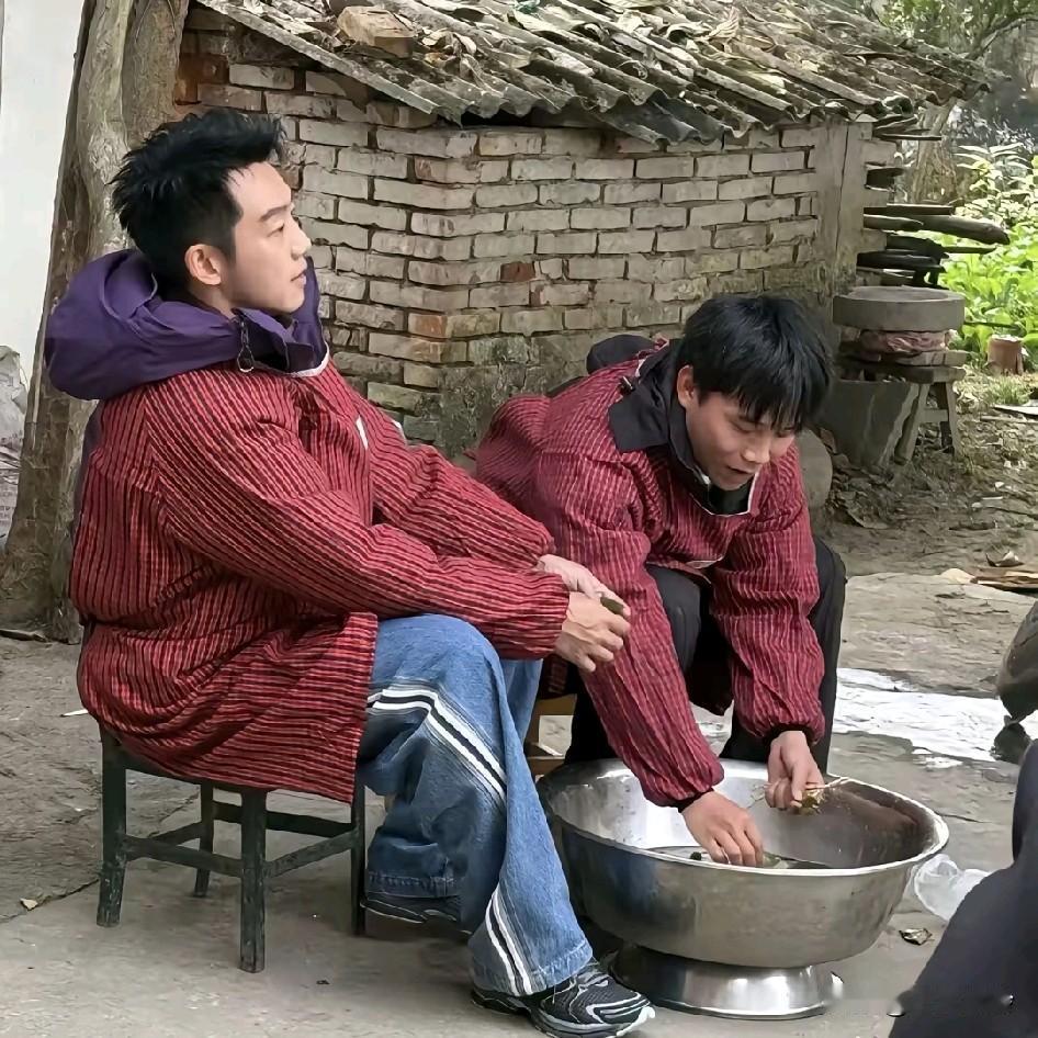 郑恺回农村也就像个20岁的小伙，管你在外面干啥的，回村就得穿上这玩意就算是郑恺