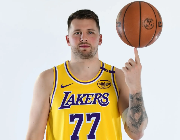 东契奇与詹姆斯最大的不同在于，东契奇似乎意识不到传导球的意义，东契奇的助攻往往只