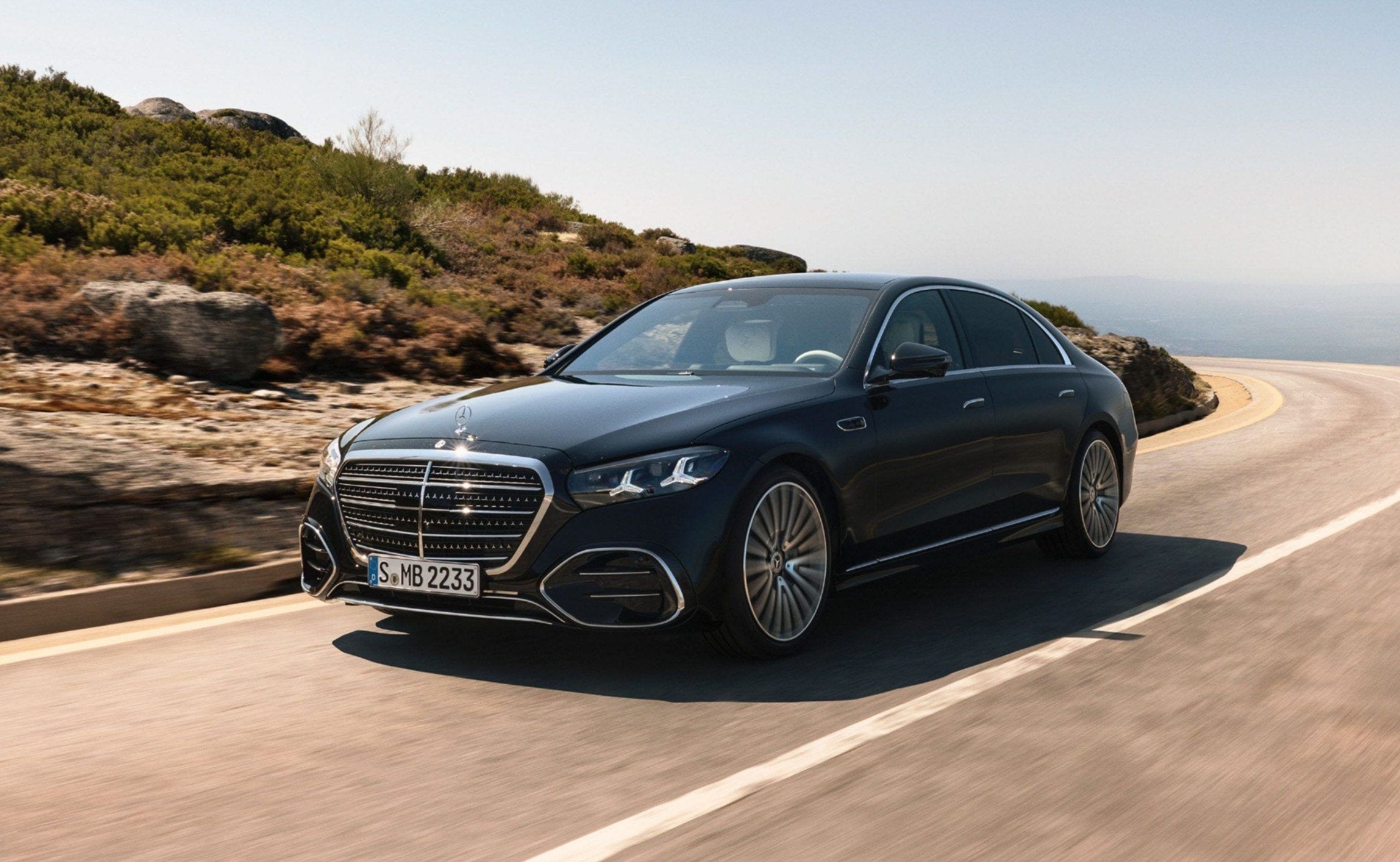 新一代奔驰S级超过50%的全新部件大改，不仅仅是小改款，而是智能豪华的全面进化。