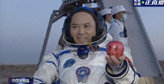 一个苹果,从距地约400公里的中国空间站,被带回了东风着陆场的戈壁。2026年5