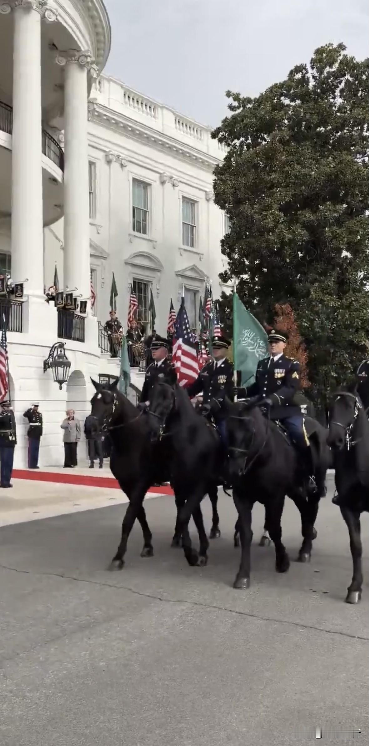 沙特王储一走进白宫，那画面瞬间像大片现场：马队、长桥、握手摆得跟印钞机模板似的。